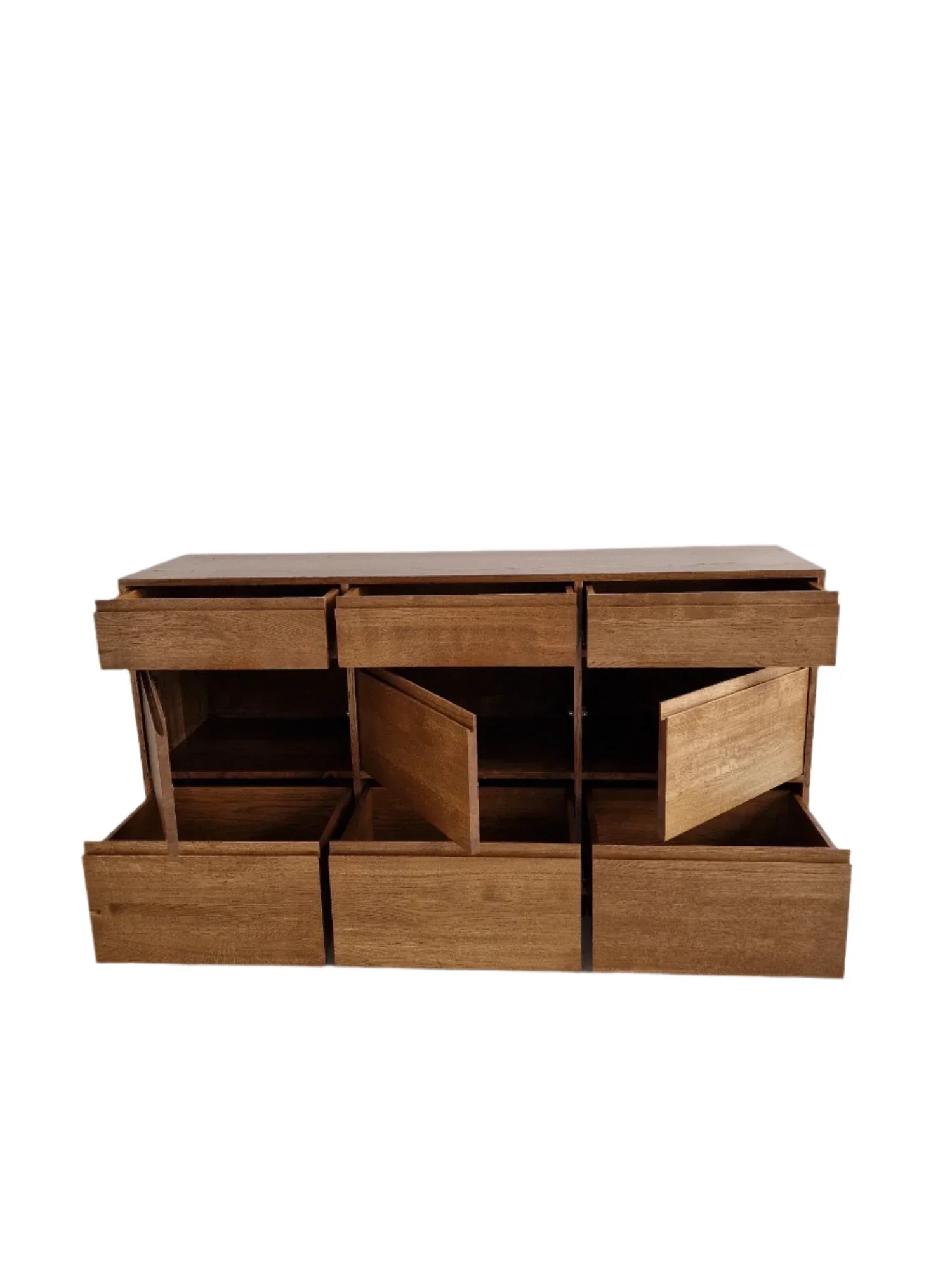 Grand buffet en chêne - Présentation du buffet Madelaine - une pièce en chêne massif fabriquée sur commande et finie à l'huile-cire dure Osmo mate - Fabriqué pour