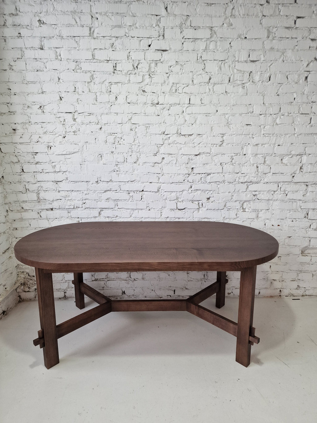 Table à manger ovale en chêne massif - Voici la table à manger extensible en chêne - fabriquée en bois massif et recouverte d'huile couleur chocolat - une pièce qui