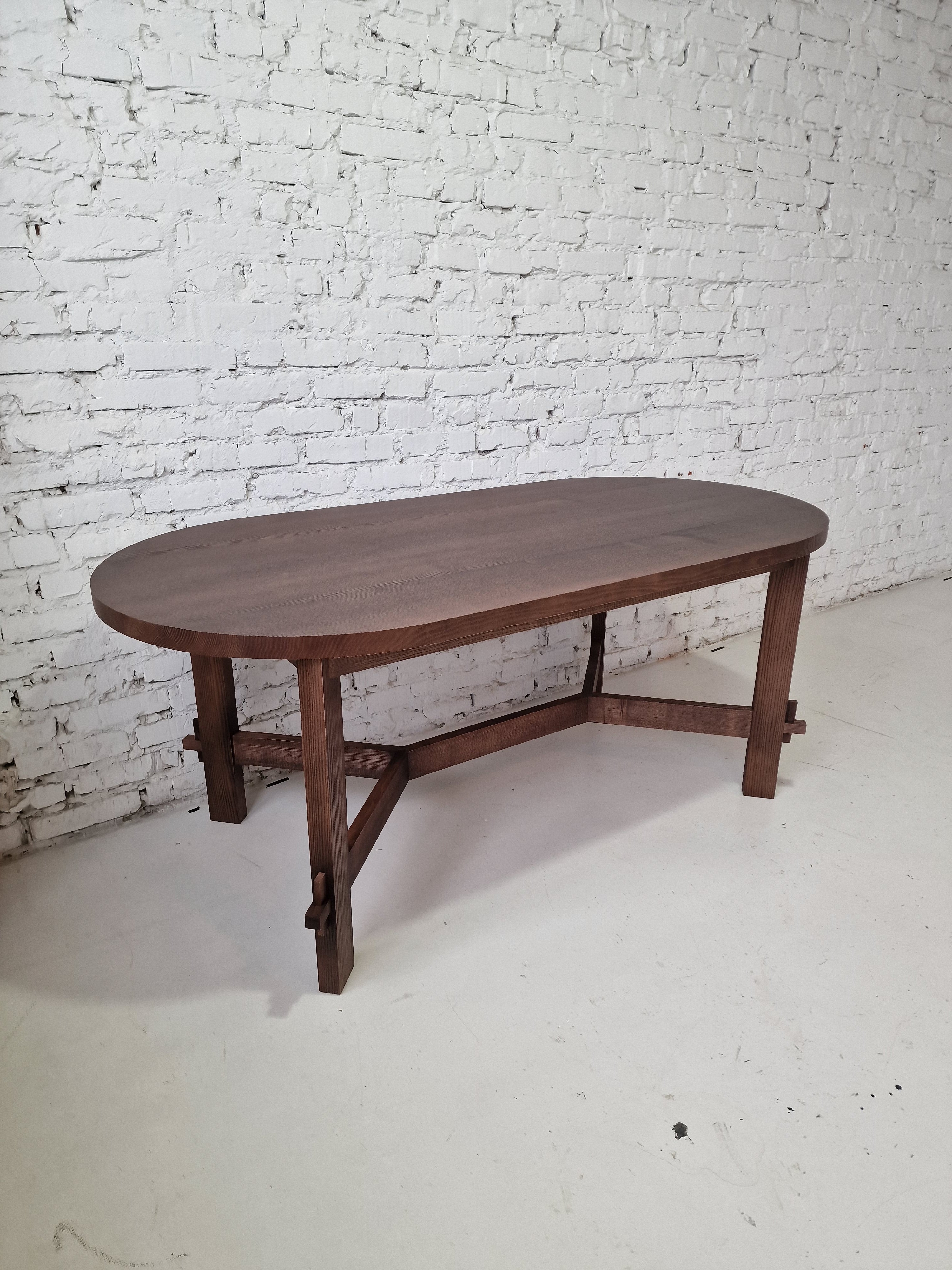 Table à manger ovale en chêne massif - Voici la table à manger extensible en chêne - fabriquée en bois massif et recouverte d'huile couleur chocolat - une pièce qui