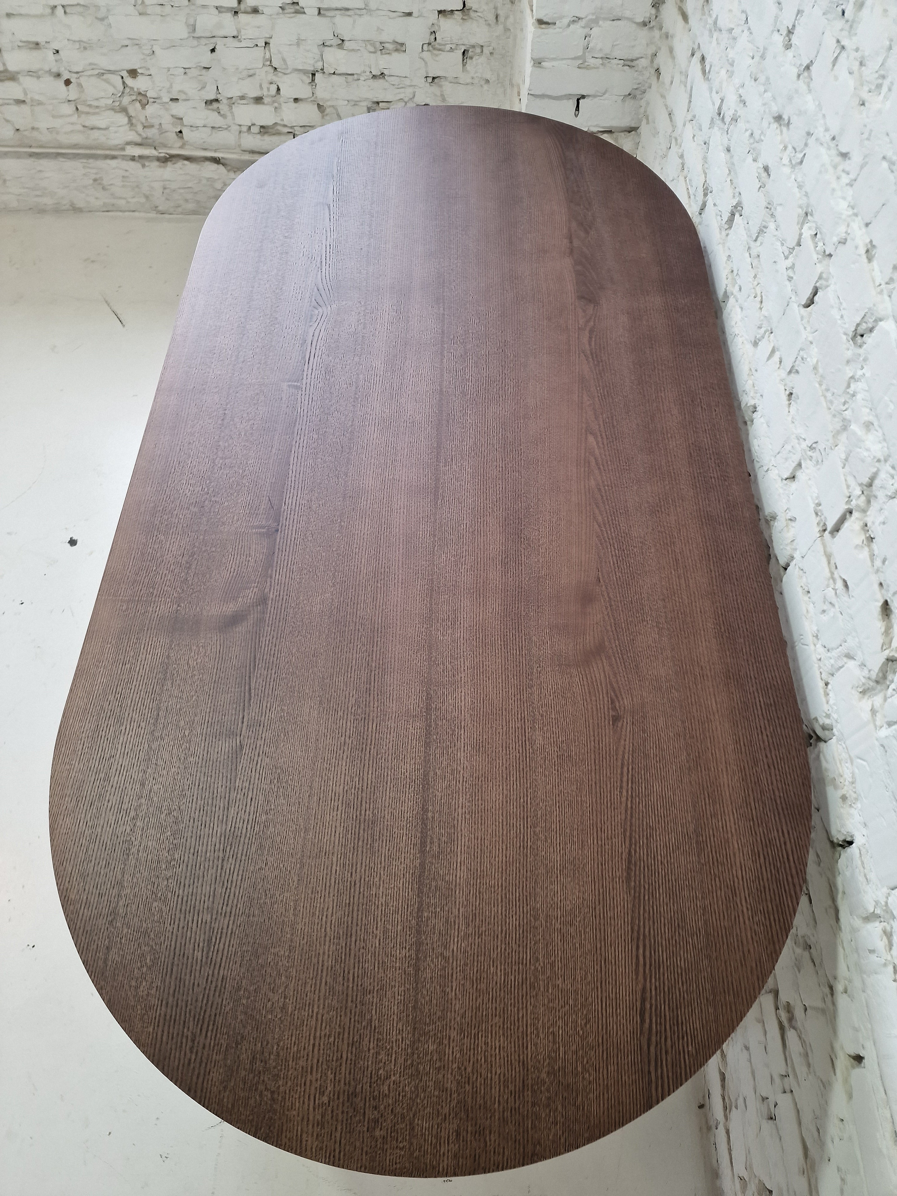 Table à manger ovale en chêne massif - Voici la table à manger extensible en chêne - fabriquée en bois massif et recouverte d'huile couleur chocolat - une pièce qui