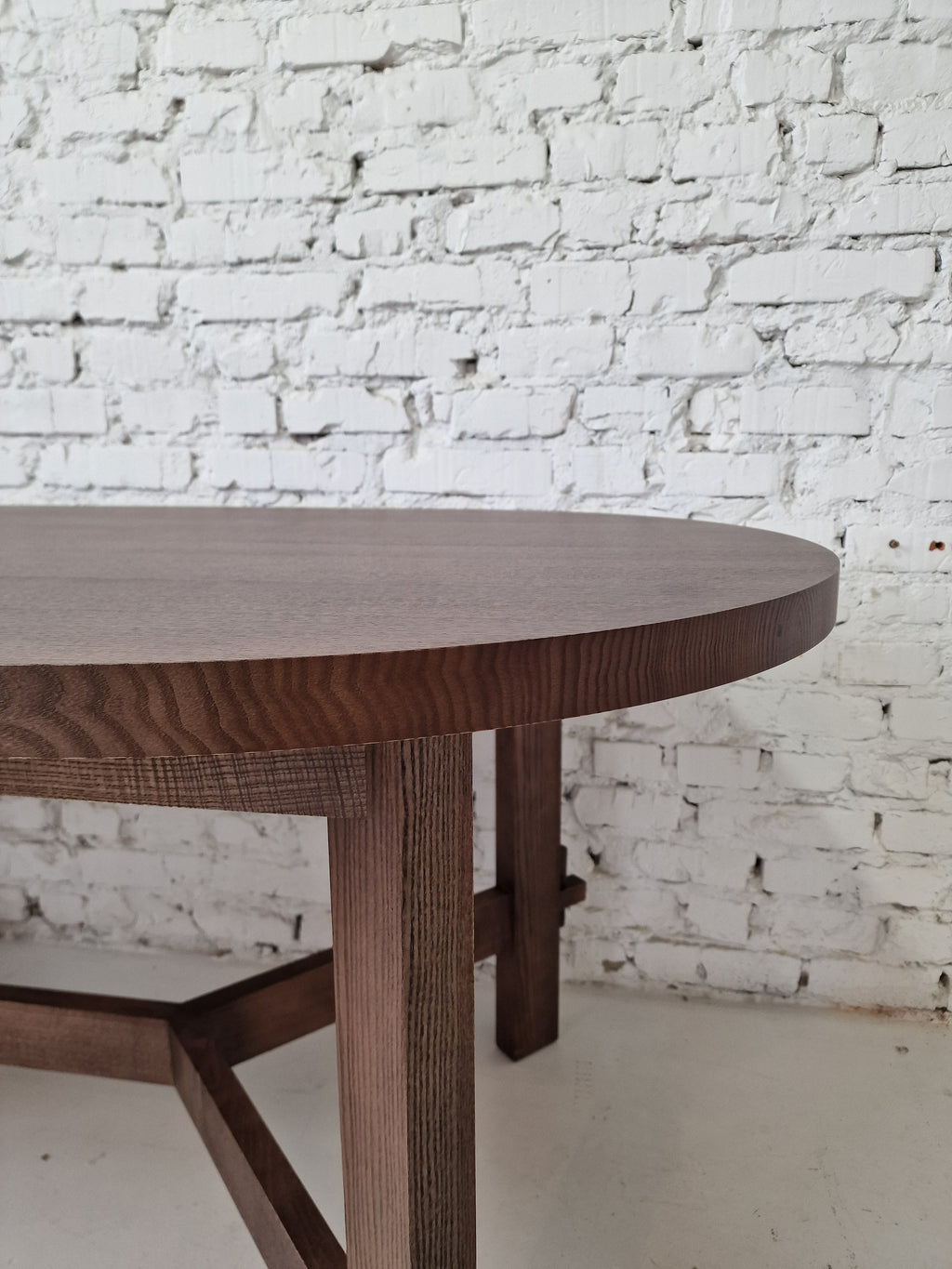 Table à manger ovale en chêne massif - Voici la table à manger extensible en chêne - fabriquée en bois massif et recouverte d'huile couleur chocolat - une pièce qui