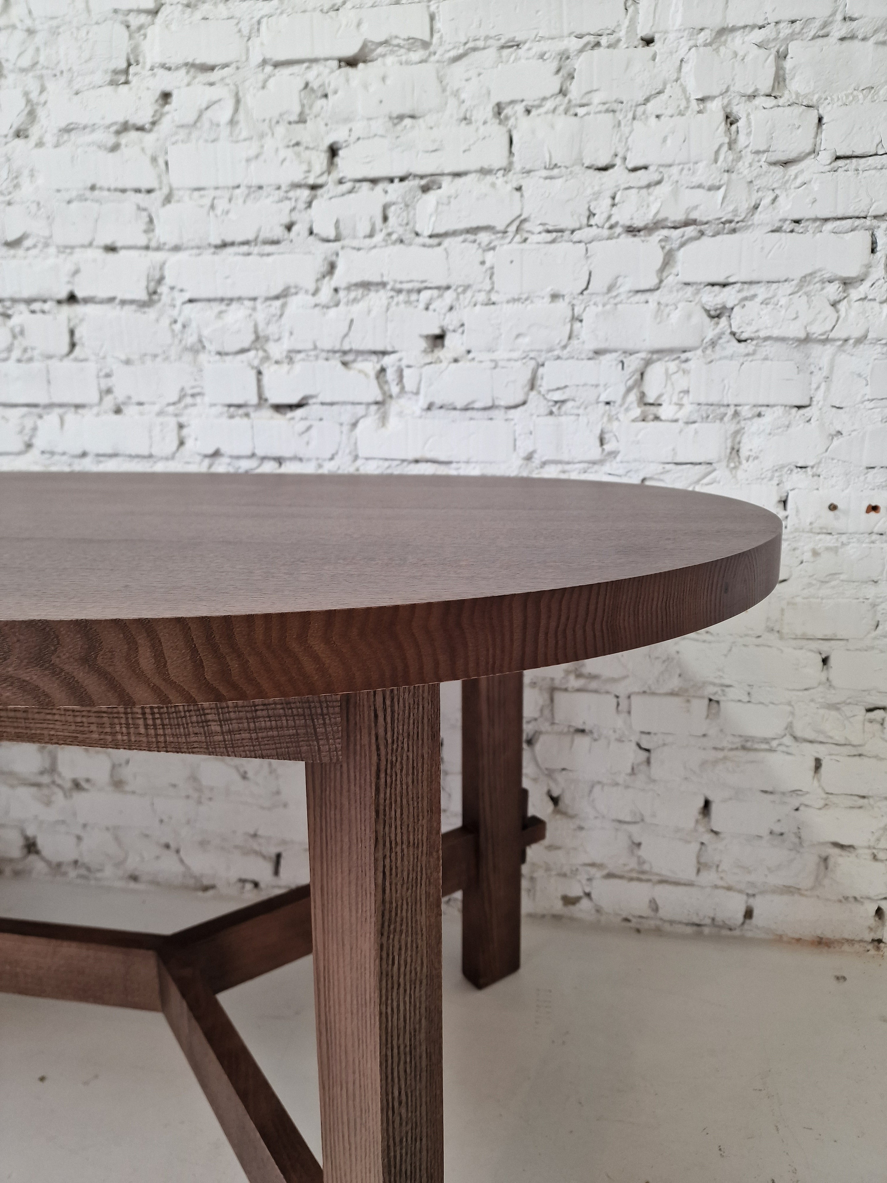 Table à manger ovale en chêne massif - Voici la table à manger extensible en chêne - fabriquée en bois massif et recouverte d'huile couleur chocolat - une pièce qui