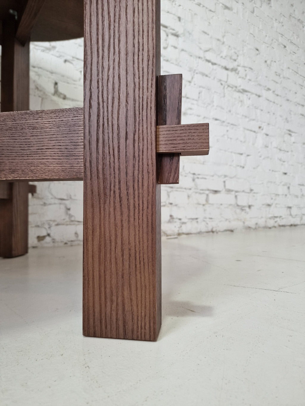 Table à manger ovale en chêne massif - Voici la table à manger extensible en chêne - fabriquée en bois massif et recouverte d'huile couleur chocolat - une pièce qui