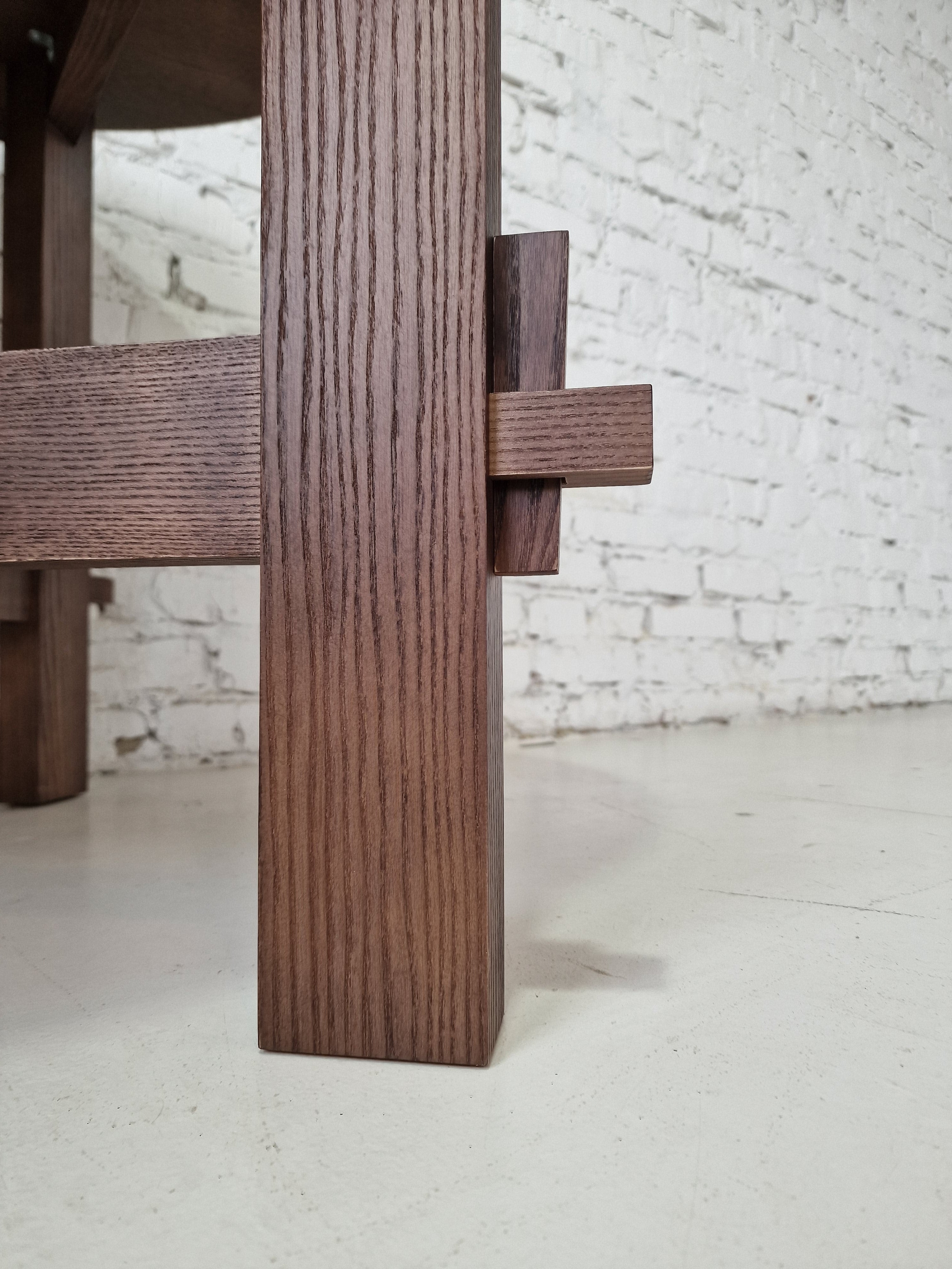 Table à manger ovale en chêne massif - Voici la table à manger extensible en chêne - fabriquée en bois massif et recouverte d'huile couleur chocolat - une pièce qui