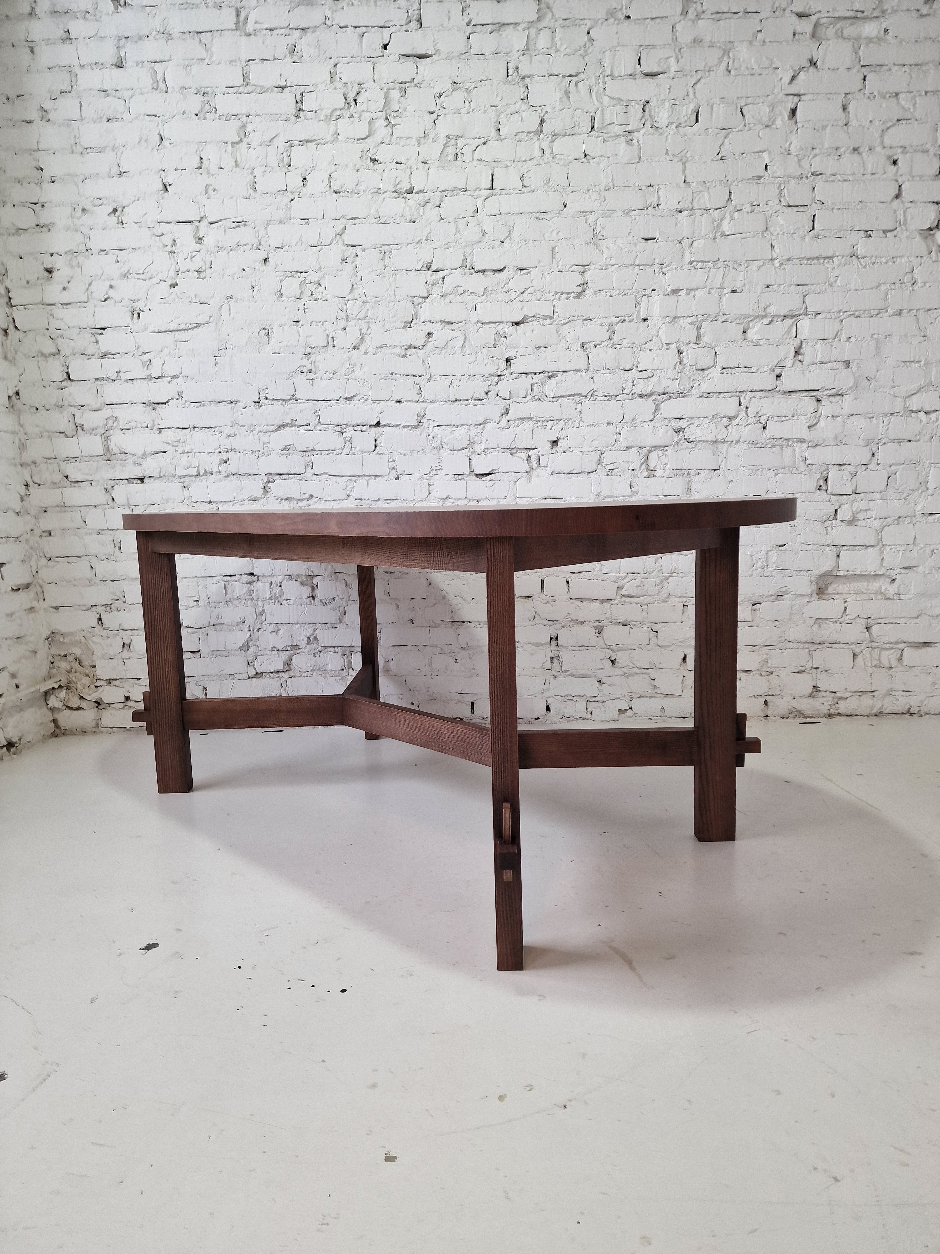 Table à manger ovale en chêne massif - Voici la table à manger extensible en chêne - fabriquée en bois massif et recouverte d'huile couleur chocolat - une pièce qui