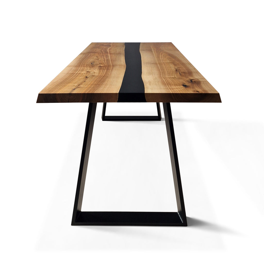 Table époxy noire - Succombez au charme de notre table époxy noire - avec piètement trapèze - L'alliance de l'orme et de la résine colorée en fait un véritable