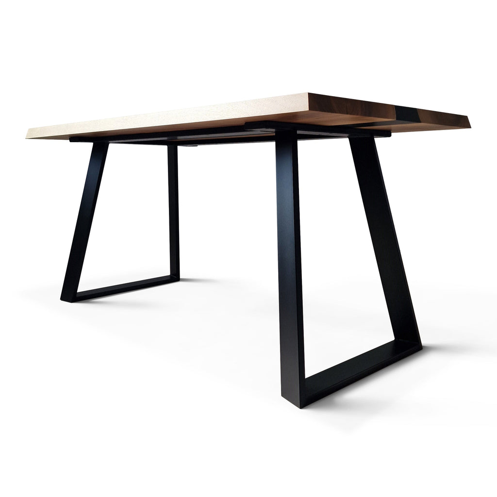 Table époxy noire - Succombez au charme de notre table époxy noire - avec piètement trapèze - L'alliance de l'orme et de la résine colorée en fait un véritable