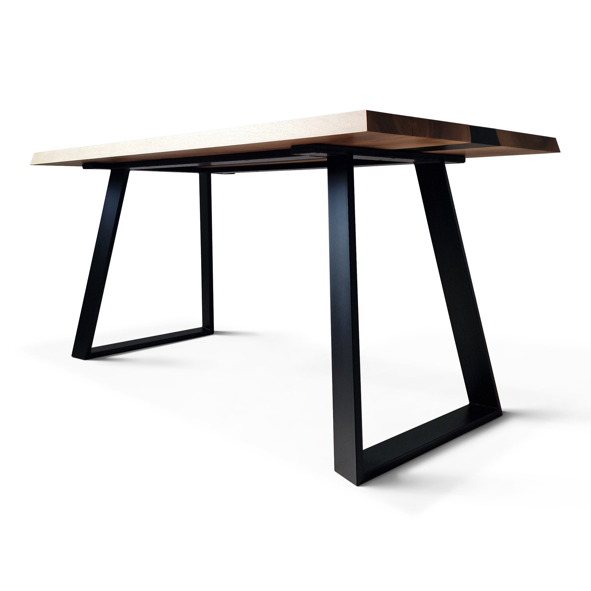 Table époxy noire - Succombez au charme de notre table époxy noire - avec piètement trapèze - L'alliance de l'orme et de la résine colorée en fait un véritable