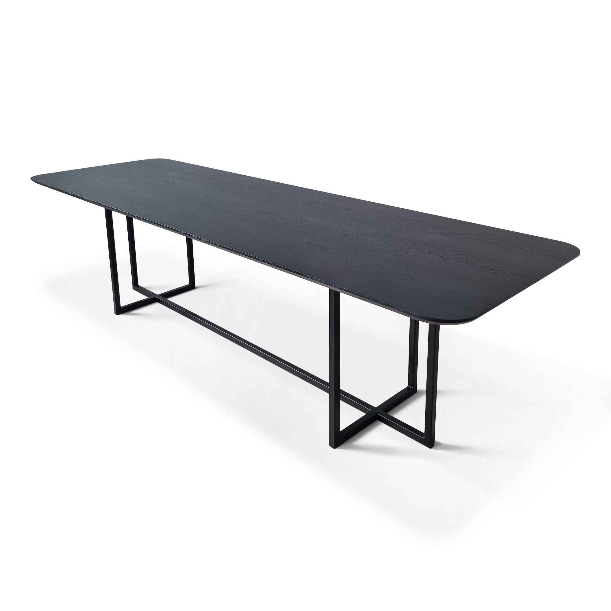 Table en chêne noir massif – La table est une fusion raffinée de design moderne et de polyvalence quotidienne – Son plateau en chêne noir lisse repose sur une élégante base.