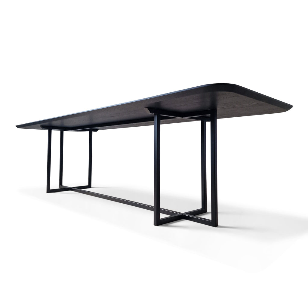 Table en chêne noir massif – La table est une fusion raffinée de design moderne et de polyvalence quotidienne – Son plateau en chêne noir lisse repose sur une élégante base.