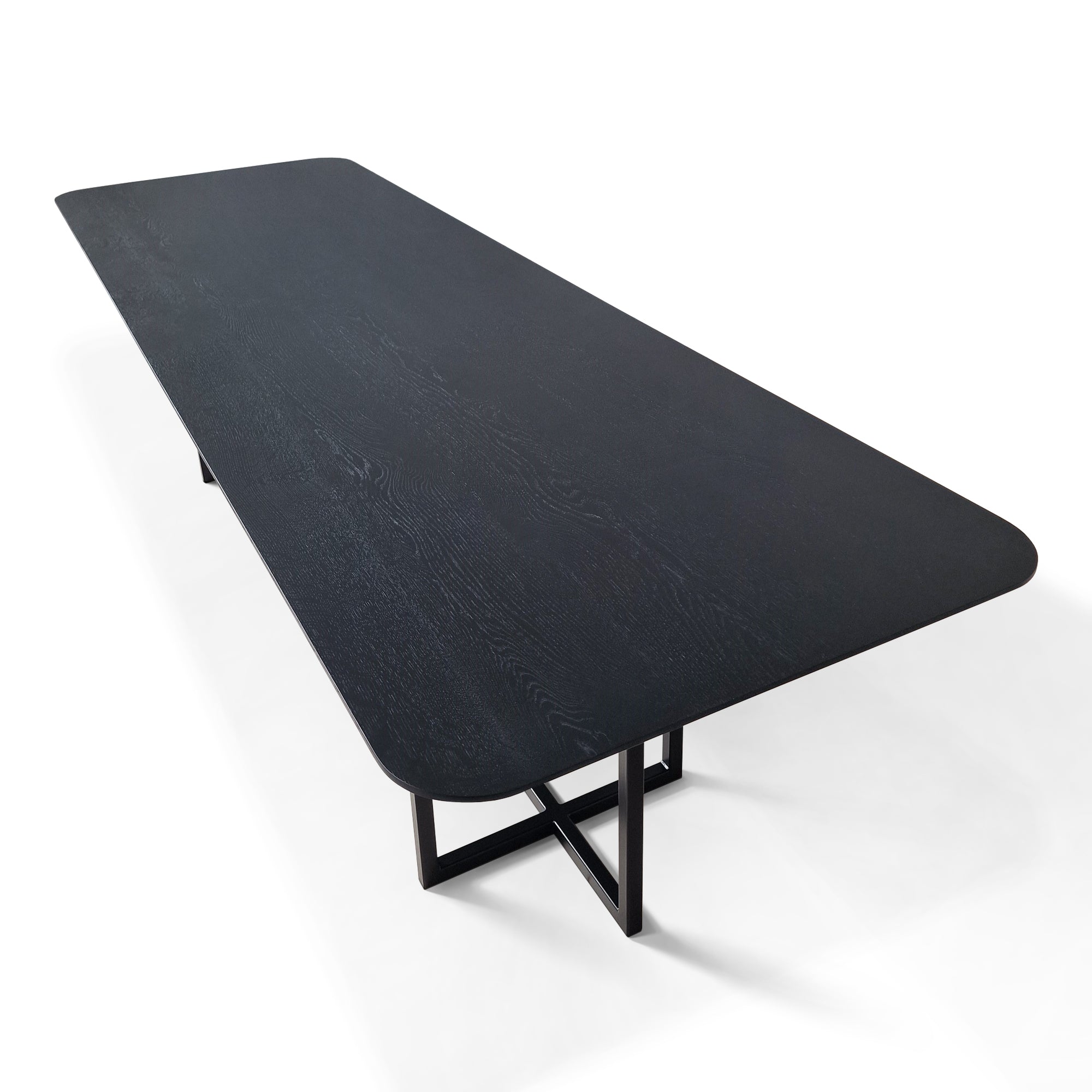 Table en chêne noir massif – La table est une fusion raffinée de design moderne et de polyvalence quotidienne – Son plateau en chêne noir lisse repose sur une élégante base.