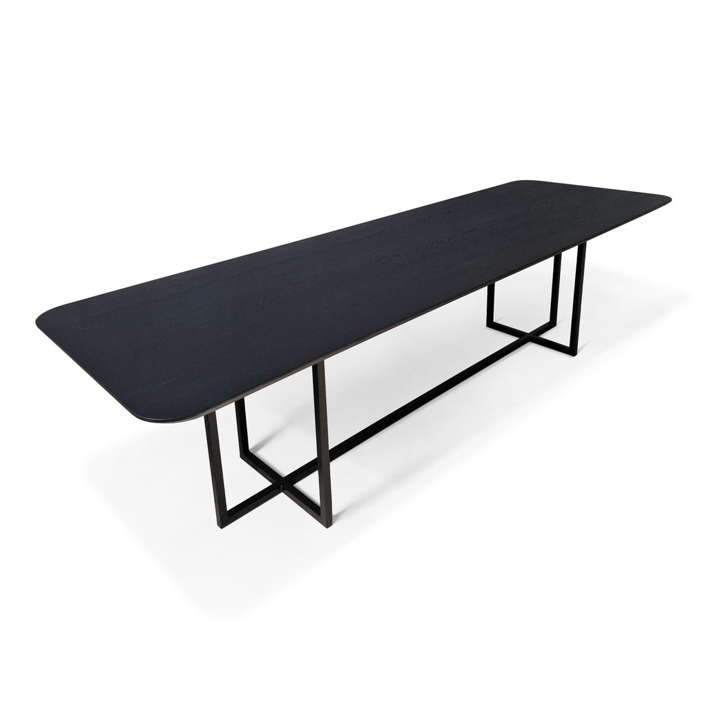 Table en chêne noir massif – La table est une fusion raffinée de design moderne et de polyvalence quotidienne – Son plateau en chêne noir lisse repose sur une élégante base.