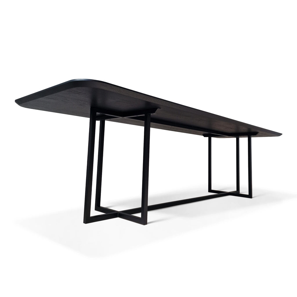 Table en chêne noir massif – La table est une fusion raffinée de design moderne et de polyvalence quotidienne – Son plateau en chêne noir lisse repose sur une élégante base.