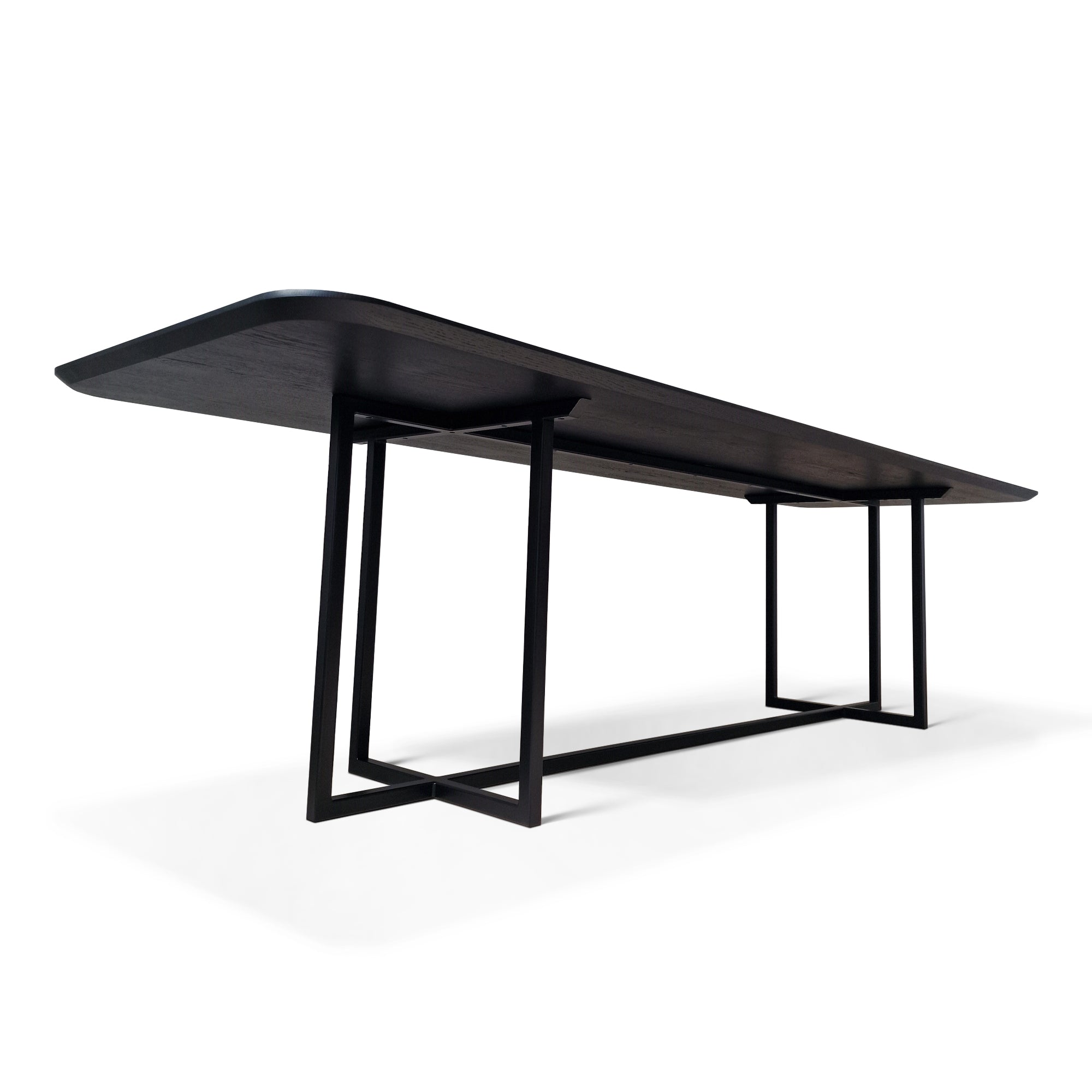Table en chêne noir massif – La table est une fusion raffinée de design moderne et de polyvalence quotidienne – Son plateau en chêne noir lisse repose sur une élégante base.