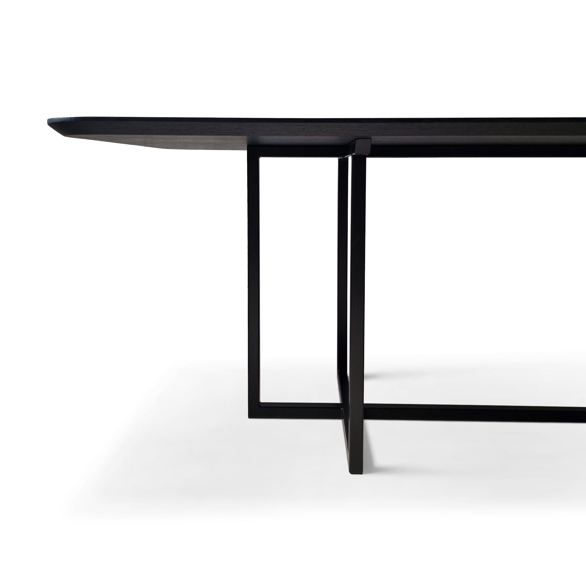 Table en chêne noir massif – La table est une fusion raffinée de design moderne et de polyvalence quotidienne – Son plateau en chêne noir lisse repose sur une élégante base.