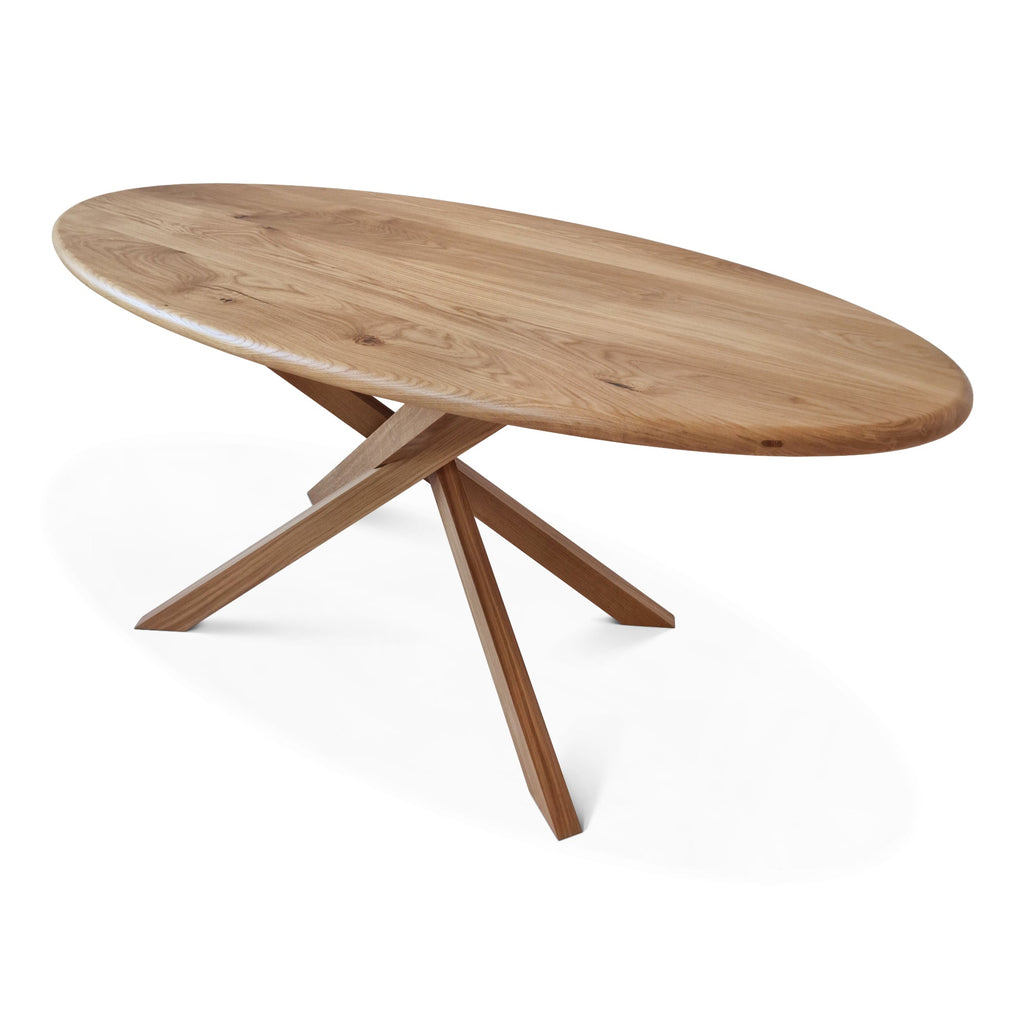 Table ovale - La table ovale en chêne allie harmonieusement élégance sculpturale et fonctionnalité pratique - Fabriquée en chêne massif - son caractère distinctif