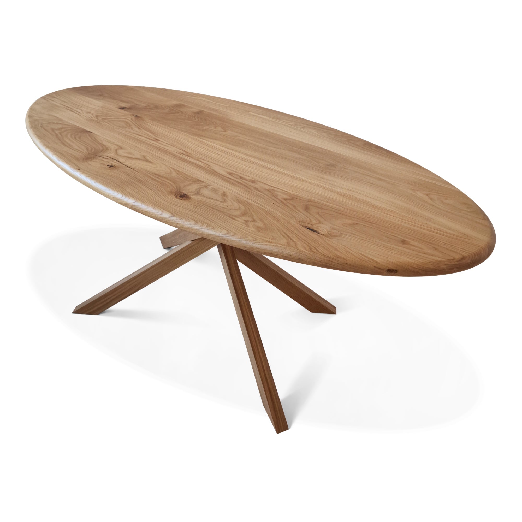 Table ovale - La table ovale en chêne allie harmonieusement élégance sculpturale et fonctionnalité pratique - Fabriquée en chêne massif - son caractère distinctif