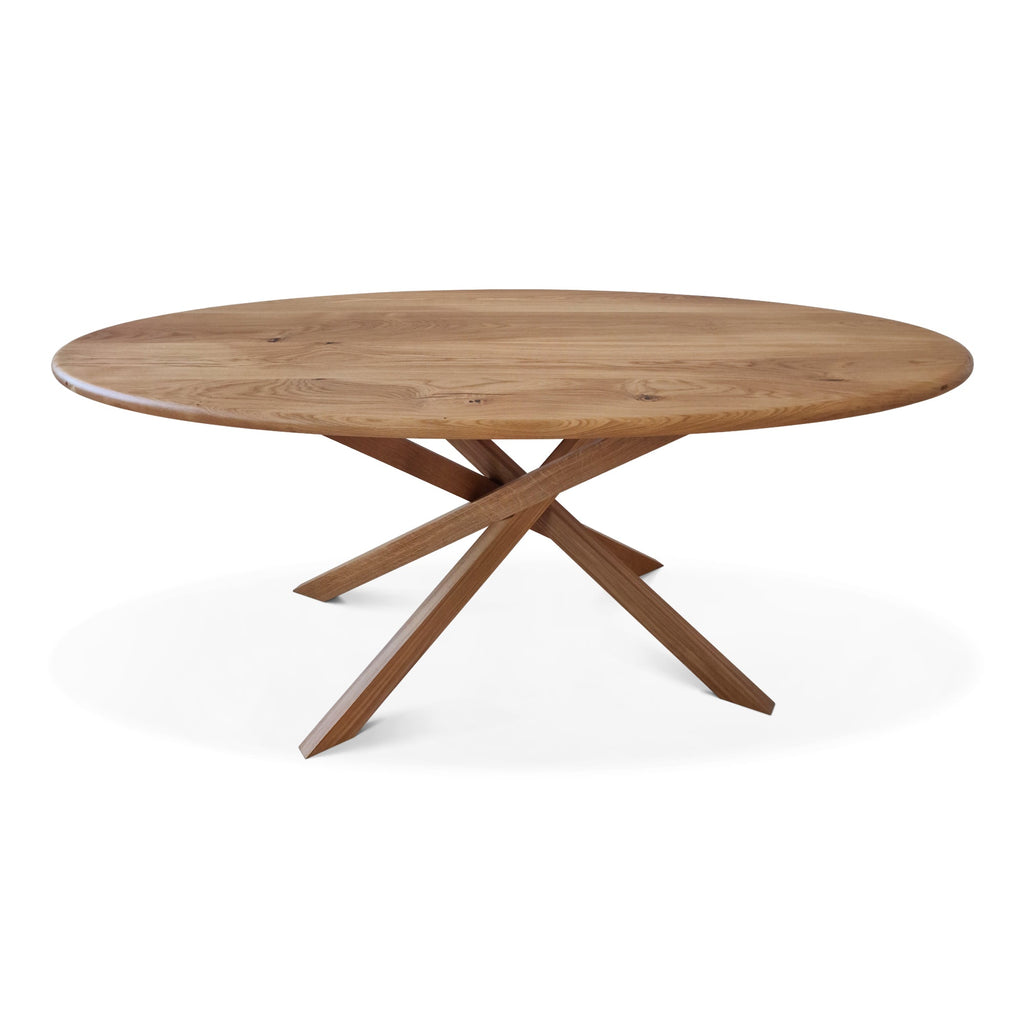 Table ovale - La table ovale en chêne allie harmonieusement élégance sculpturale et fonctionnalité pratique - Fabriquée en chêne massif - son caractère distinctif