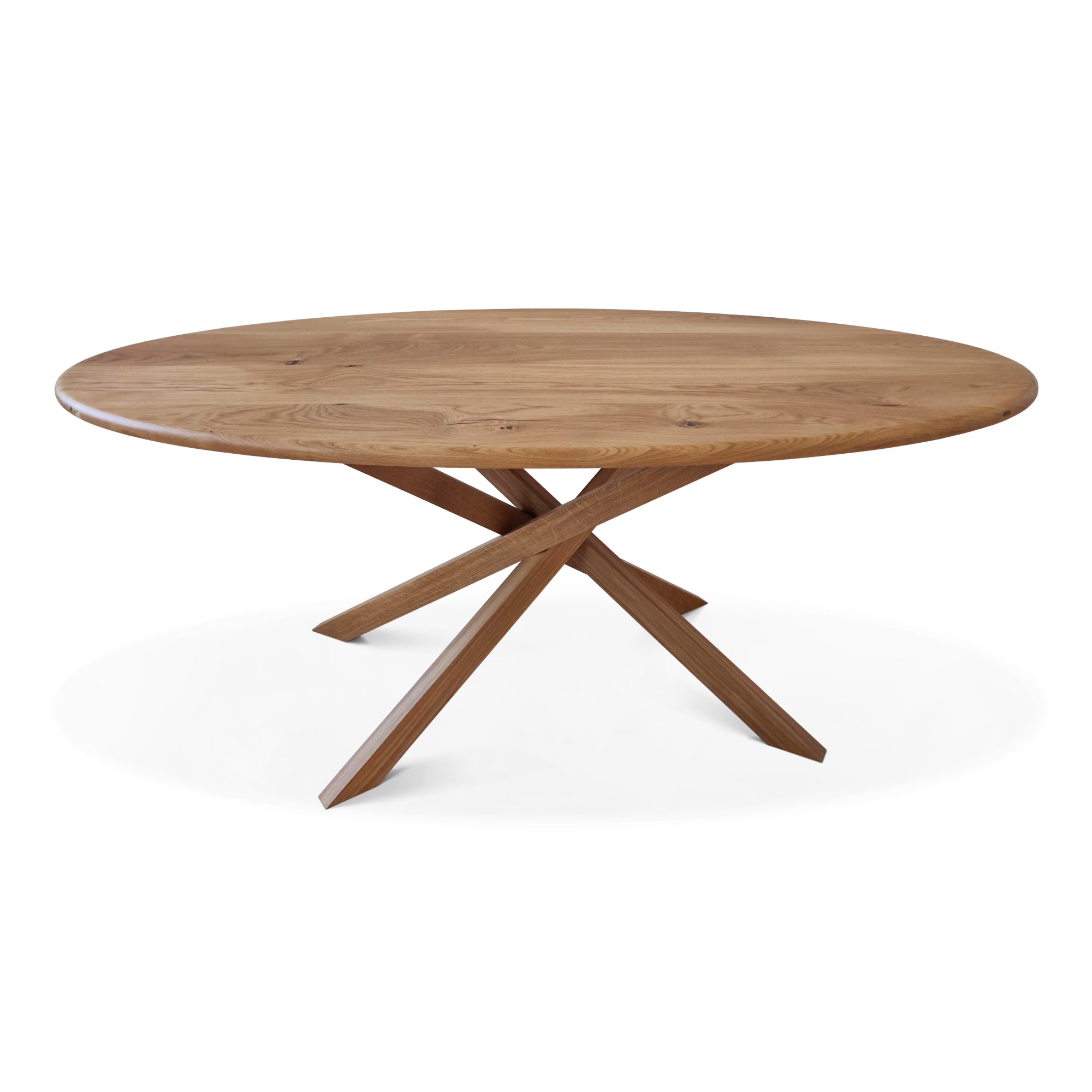 Table ovale - La table ovale en chêne allie harmonieusement élégance sculpturale et fonctionnalité pratique - Fabriquée en chêne massif - son caractère distinctif