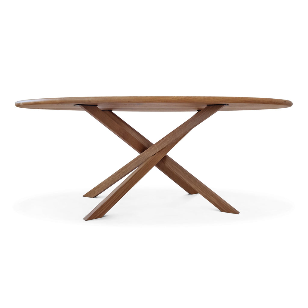 Table ovale - La table ovale en chêne allie harmonieusement élégance sculpturale et fonctionnalité pratique - Fabriquée en chêne massif - son caractère distinctif