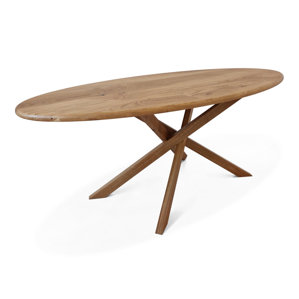 Table ovale - La table ovale en chêne allie harmonieusement élégance sculpturale et fonctionnalité pratique - Fabriquée en chêne massif - son caractère distinctif