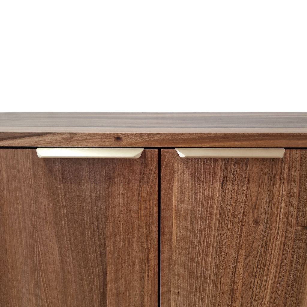 Buffet bas - un buffet bas épuré - fabriqué en noyer massif ou en chêne avec des bords lisses et arrondis en placage de chêne ou entièrement en placage de chêne pour une
