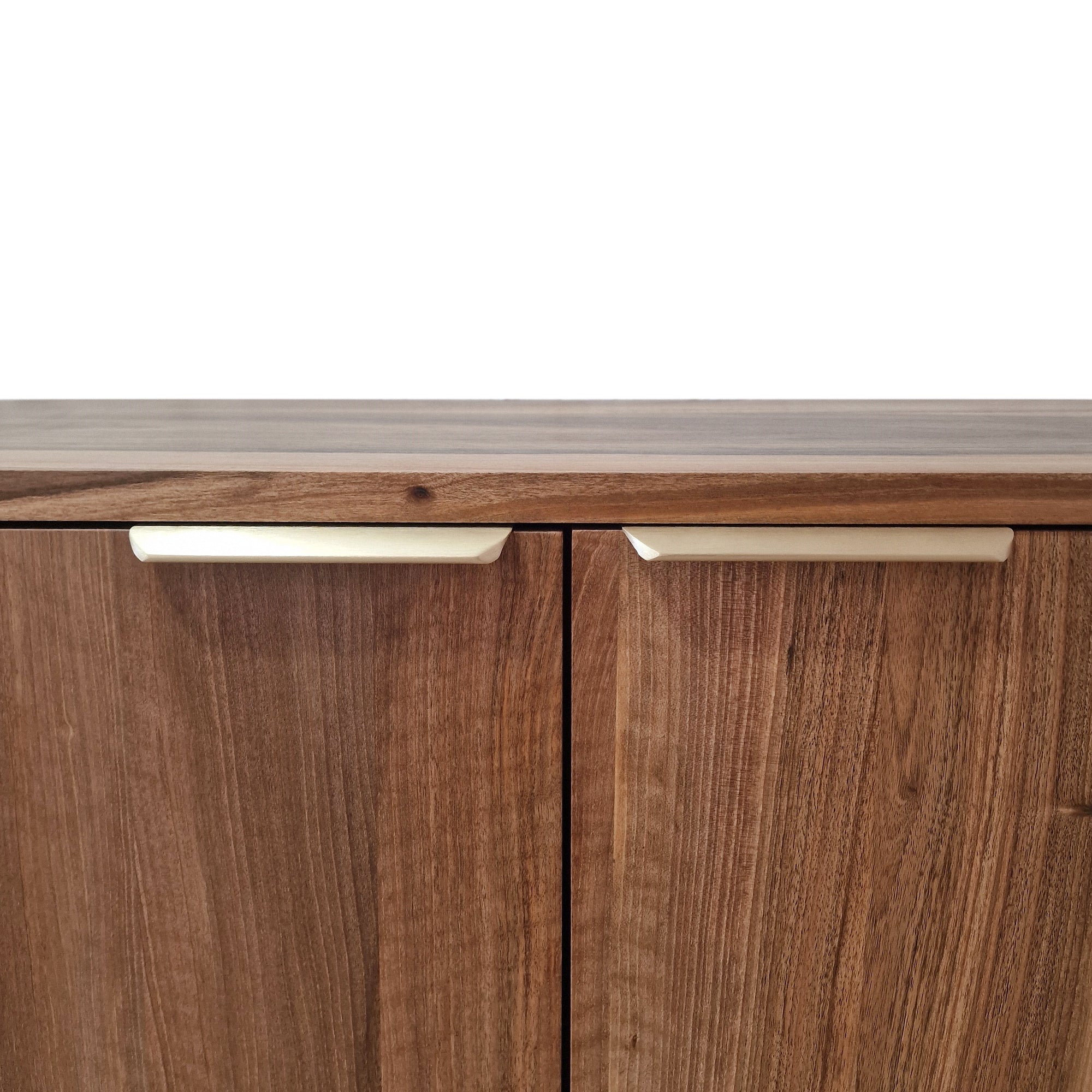Buffet bas - un buffet bas épuré - fabriqué en noyer massif ou en chêne avec des bords lisses et arrondis en placage de chêne ou entièrement en placage de chêne pour une
