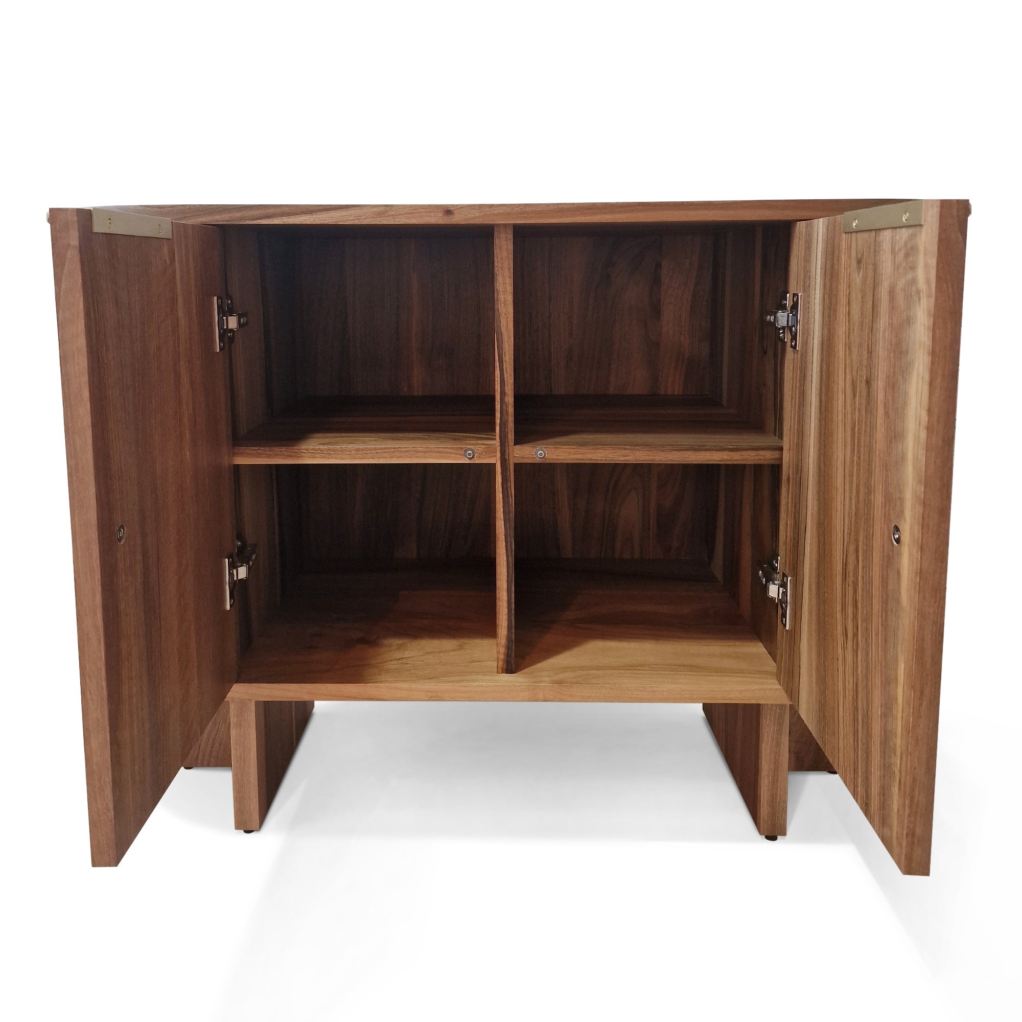 Buffet bas - un buffet bas épuré - fabriqué en noyer massif ou en chêne avec des bords lisses et arrondis en placage de chêne ou entièrement en placage de chêne pour une