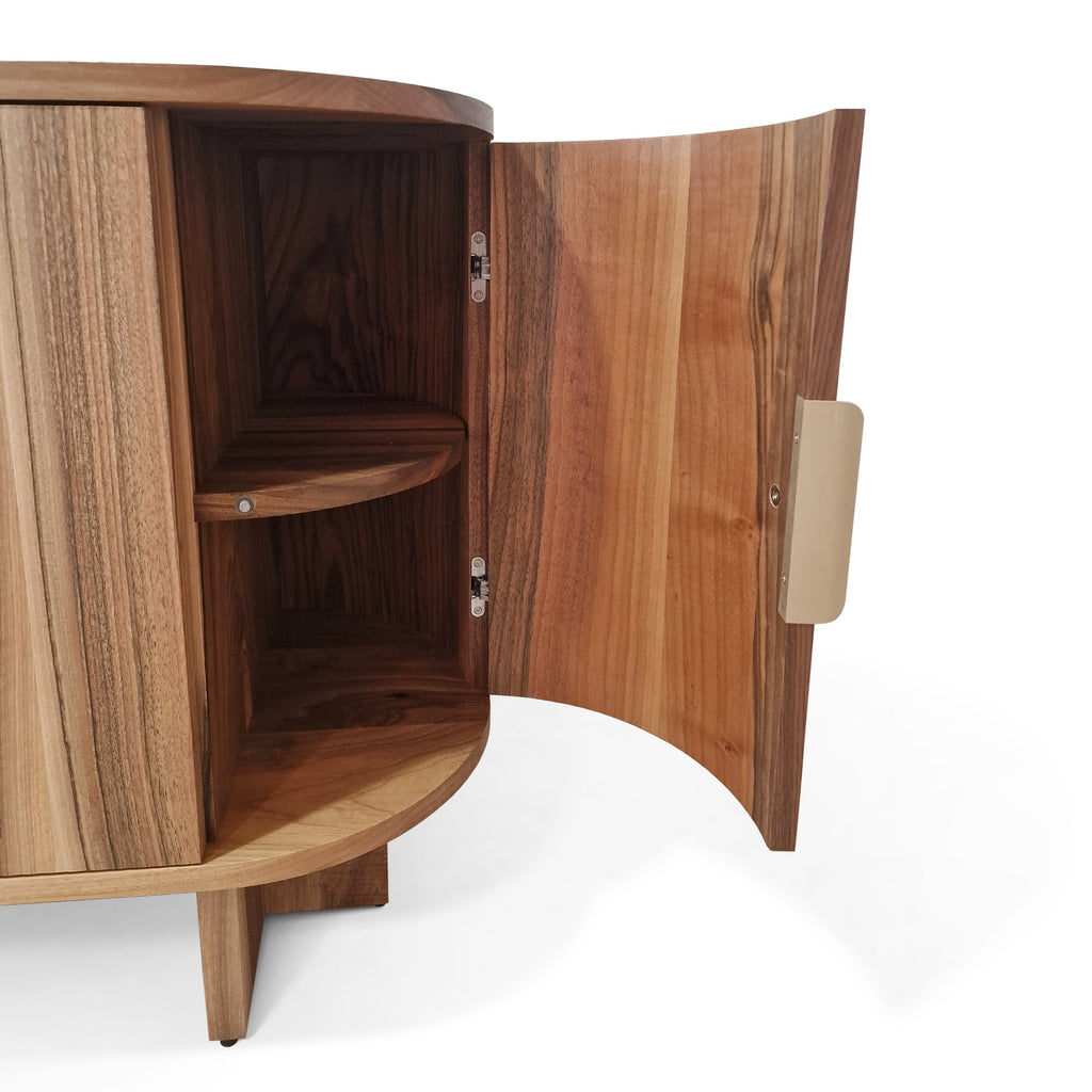 Buffet bas - un buffet bas épuré - fabriqué en noyer massif ou en chêne avec des bords lisses et arrondis en placage de chêne ou entièrement en placage de chêne pour une