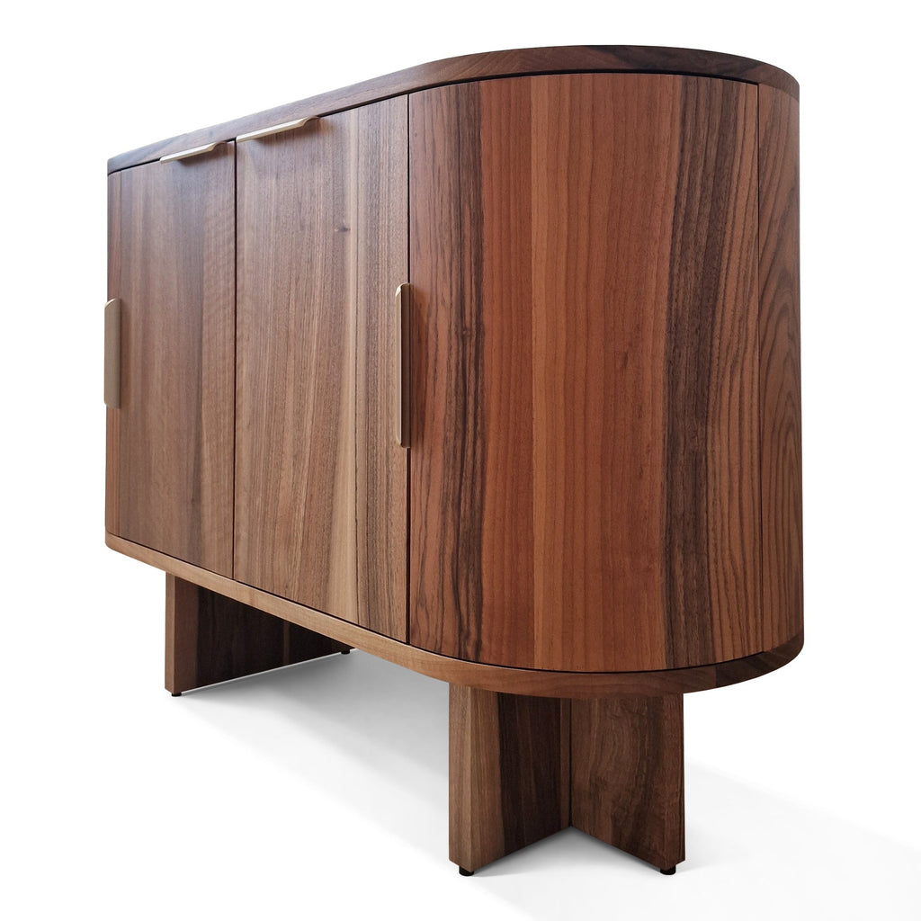 Buffet bas - un buffet bas épuré - fabriqué en noyer massif ou en chêne avec des bords lisses et arrondis en placage de chêne ou entièrement en placage de chêne pour une