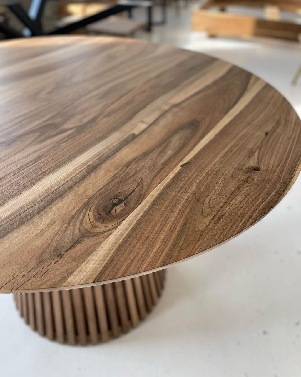Table à manger ronde extensible en noyer – Découvrez notre table à manger ronde extensible en noyer fabriquée à la main avec pieds en tube – un ajout magnifique à toute