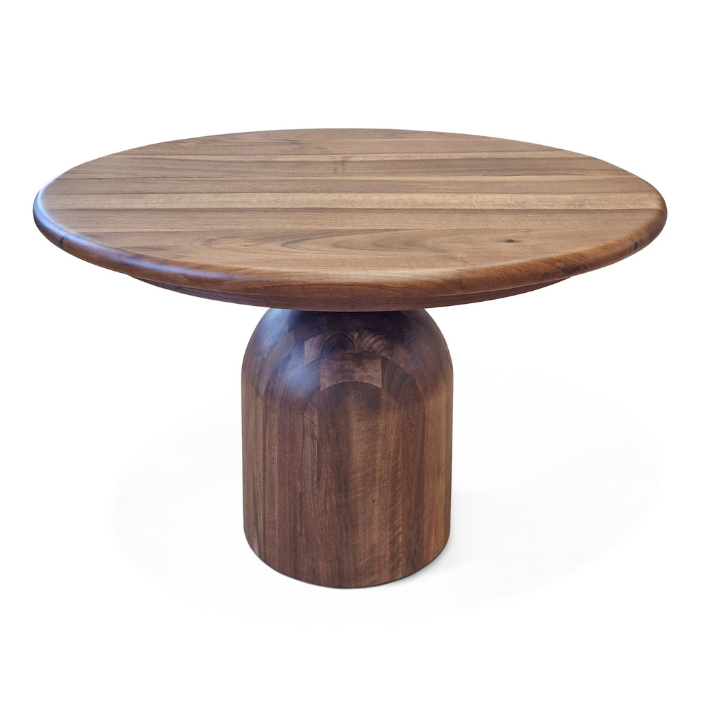 Table à Manger Ronde Extensible en Noyer - Cette luxueuse table à manger ronde – fabriquée à la main avec expertise à partir de noyer massif européen de première qualité – incarne