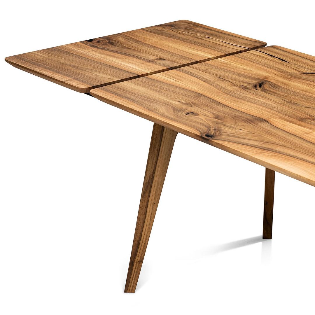 Table à manger extensible en noyer - Fabriquée en bois massif, notre table à manger extensible en noyer est un ajout magnifique à tout intérieur - Son plateau extensible