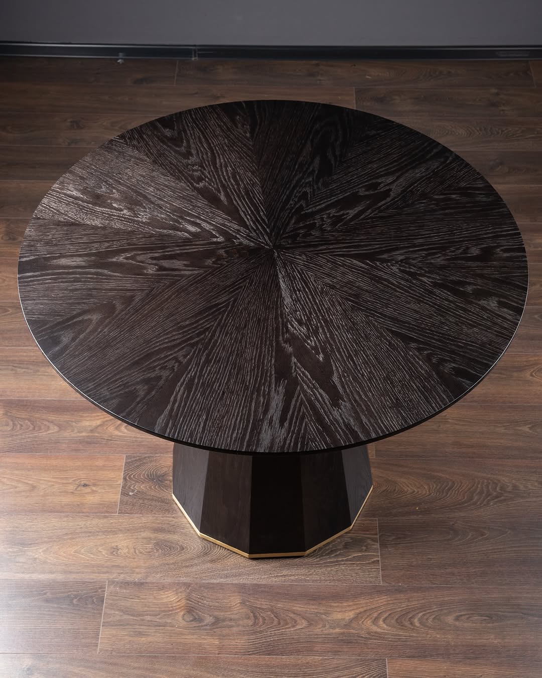 Table en Noyer - avec son placage en noyer américain traité thermiquement - allie avec brio la beauté naturelle du bois à un design épuré et moderne - Le