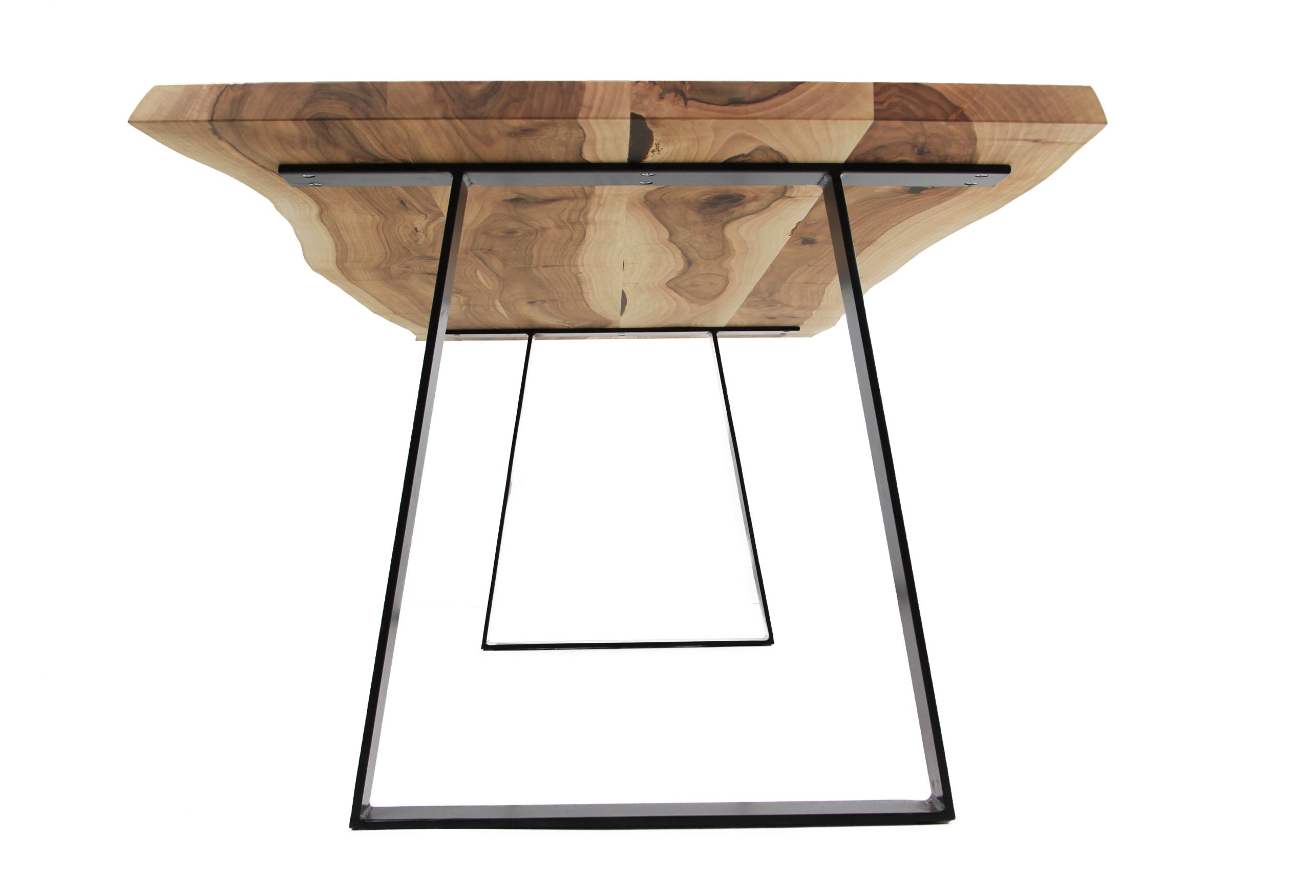 Bureau en Noyer Naturel - Bureau en bois massif à planches. La hauteur standard de toutes les tables est de 75cm. Les pieds métalliques peuvent être facilement démontés pour le transport.