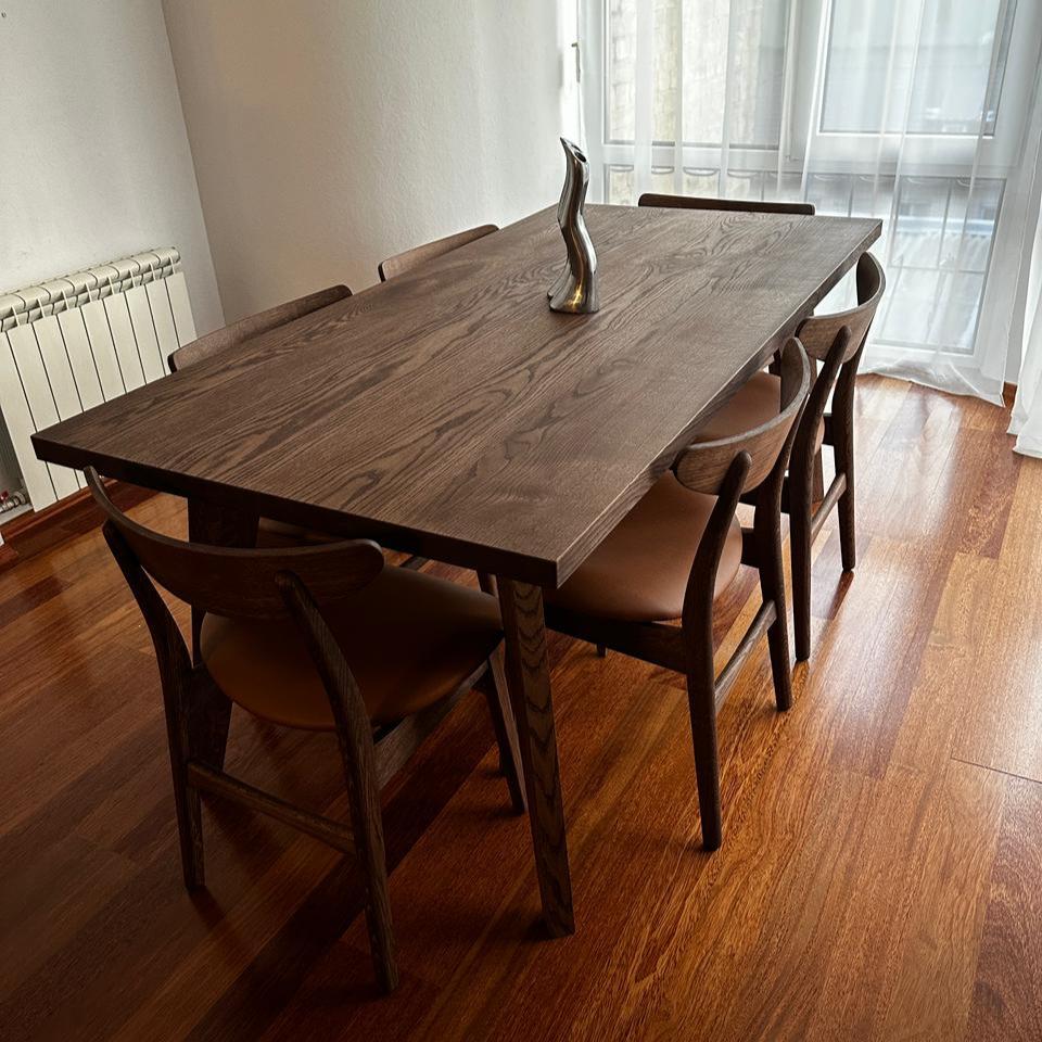 Table à manger extensible en chêne couleur chocolat – Fabriquée à la main à partir de bois massif – cette exquise table extensible en chêne foncé de la collection est une magnifique