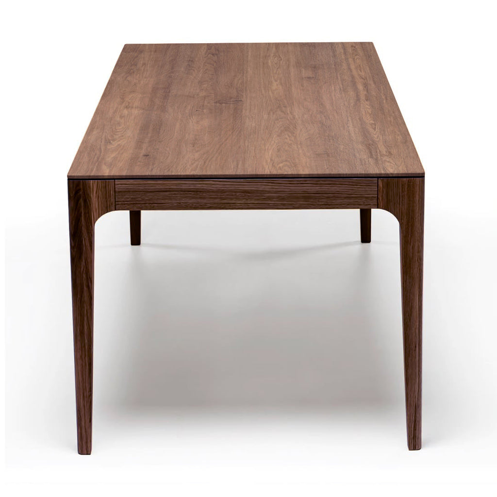 Table à Manger Extensible en Chêne Chocolat - La table à manger extensible en chêne chocolat se distingue par son design épuré et contemporain, caractérisé par son plateau lisse