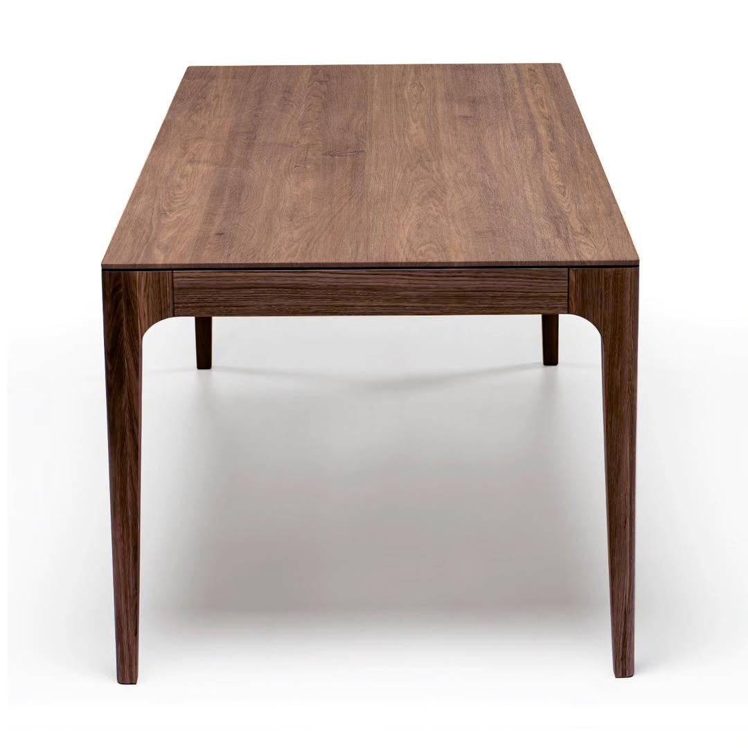 Table à Manger Extensible en Chêne Chocolat - La table à manger extensible en chêne chocolat se distingue par son design épuré et contemporain, caractérisé par son plateau lisse