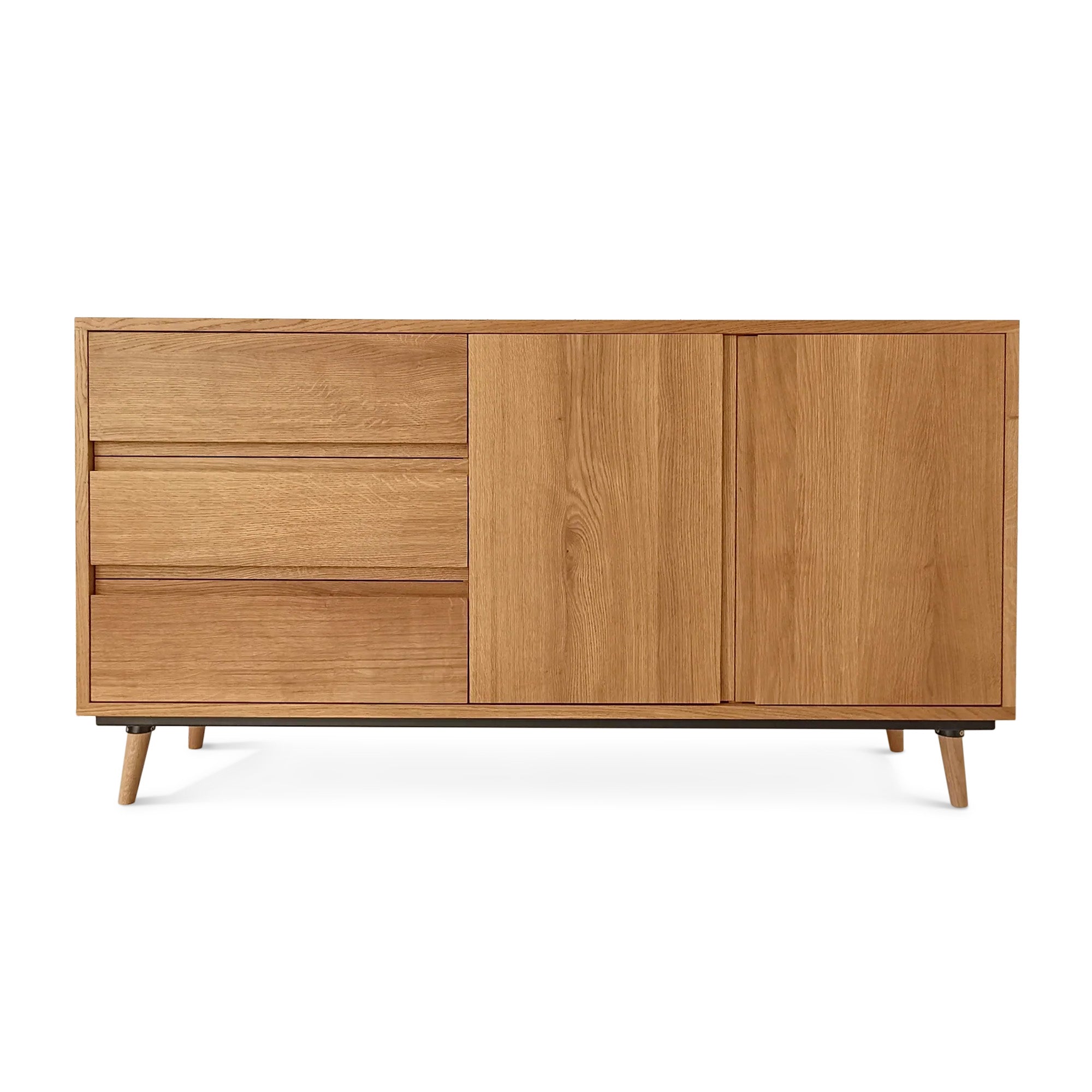 Buffet - Le buffet est une pièce en chêne massif magnifiquement travaillée. Il est disponible en cinq tailles standard (allant de 100x45x75 cm à 180x45x75 cm).