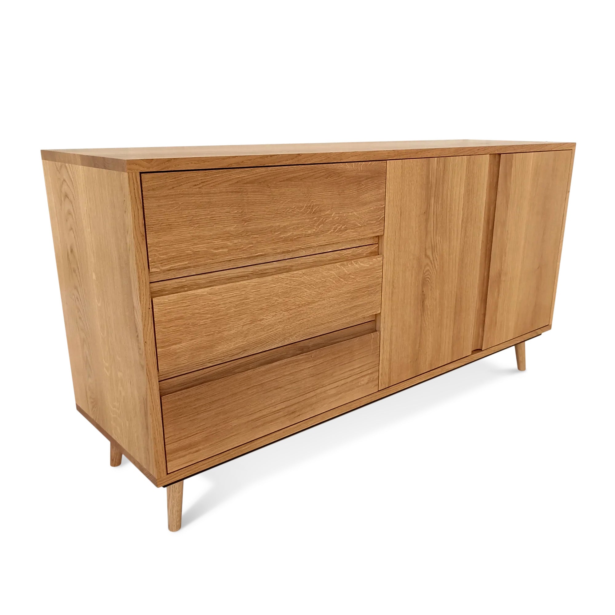Buffet - Le buffet est une pièce en chêne massif magnifiquement travaillée. Il est disponible en cinq tailles standard (allant de 100x45x75 cm à 180x45x75 cm).