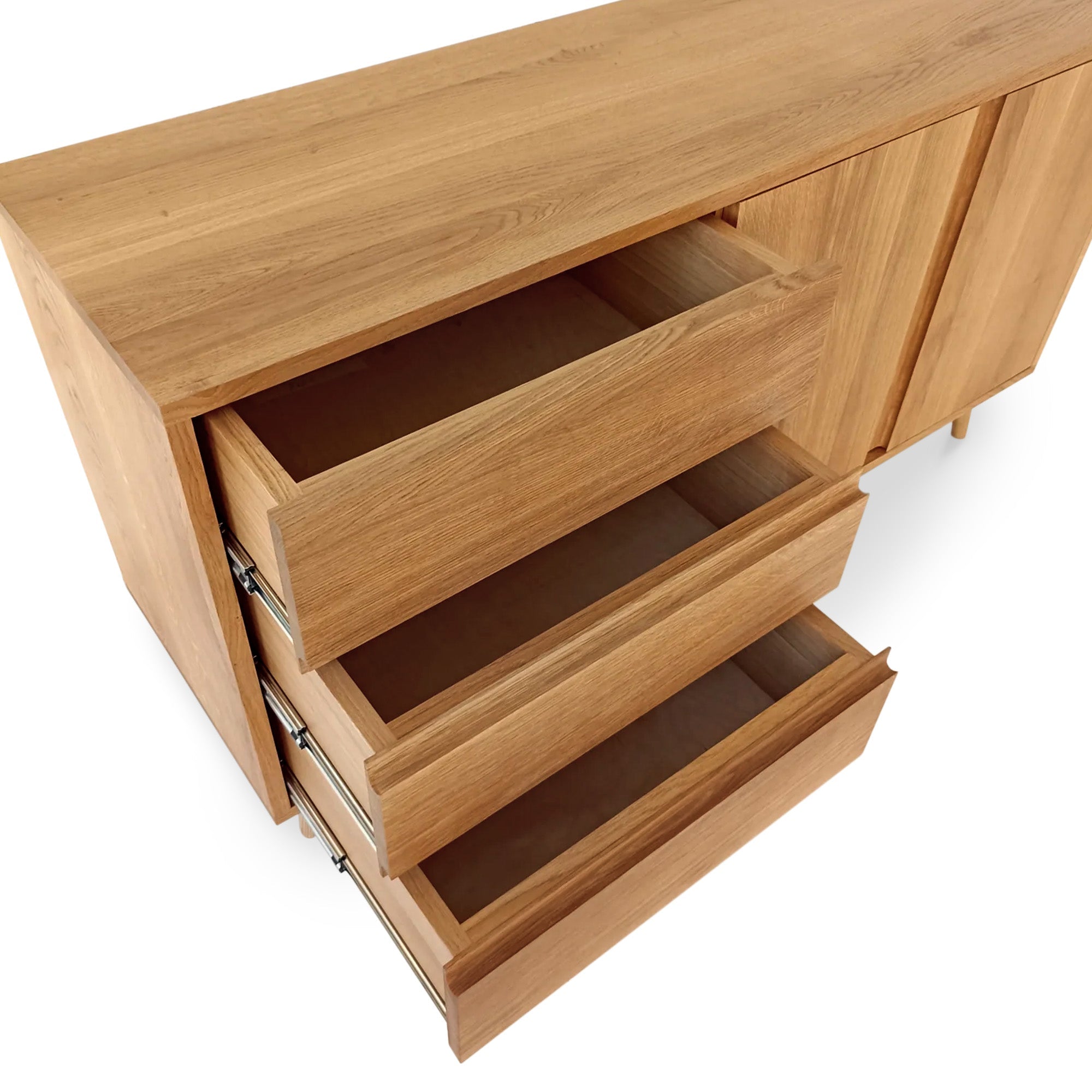 Buffet - Le buffet est une pièce en chêne massif magnifiquement travaillée. Il est disponible en cinq tailles standard (allant de 100x45x75 cm à 180x45x75 cm).