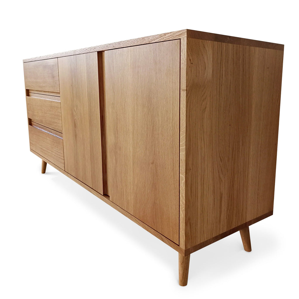 Buffet - Le buffet est une pièce en chêne massif magnifiquement travaillée. Il est disponible en cinq tailles standard (allant de 100x45x75 cm à 180x45x75 cm).