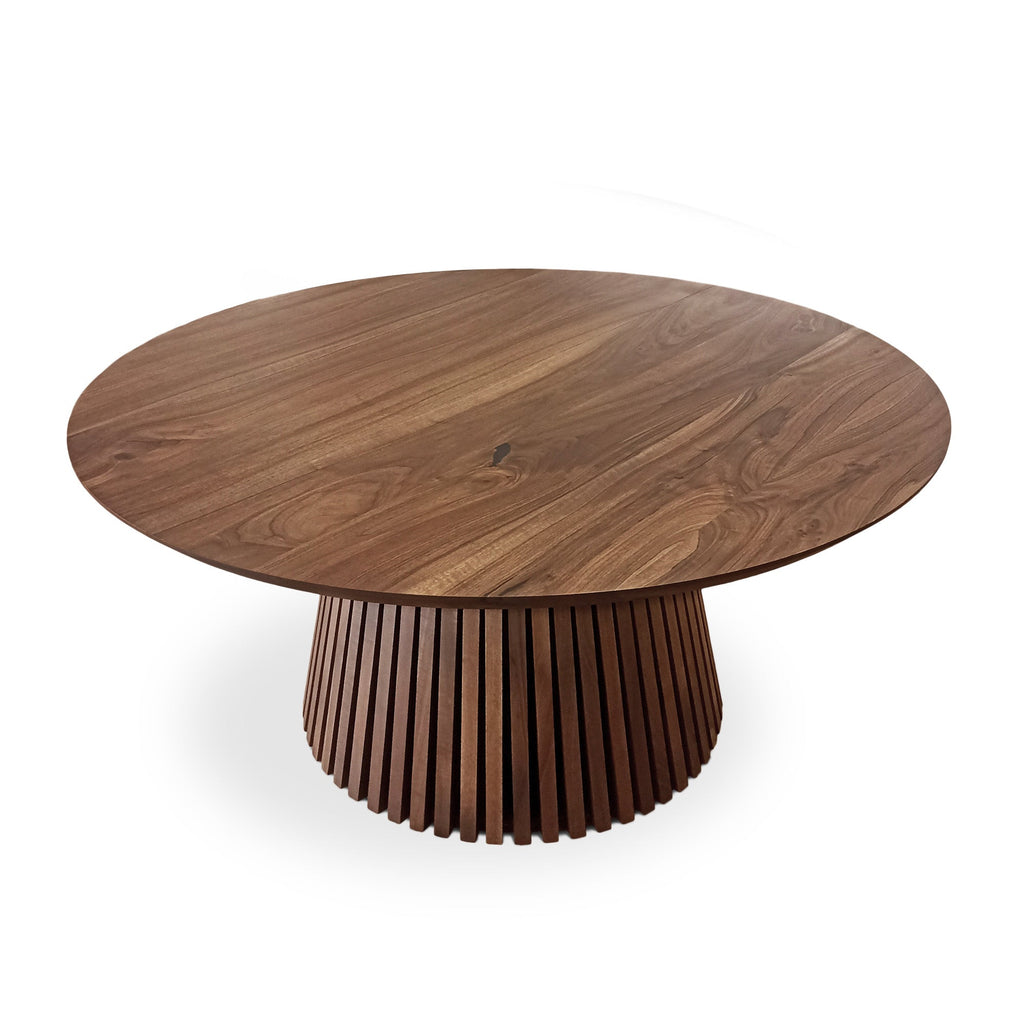 Table à manger ronde extensible en noyer chocolat – Voici notre table à manger ronde fabriquée à la main en noyer avec des pieds en métal – un ajout magnifique à