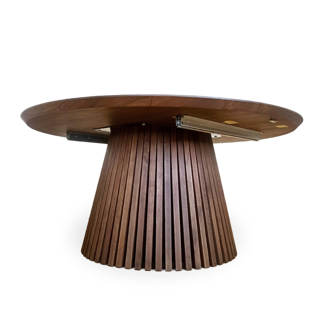 Table à manger ronde extensible en noyer chocolat – Voici notre table à manger ronde fabriquée à la main en noyer avec des pieds en métal – un ajout magnifique à