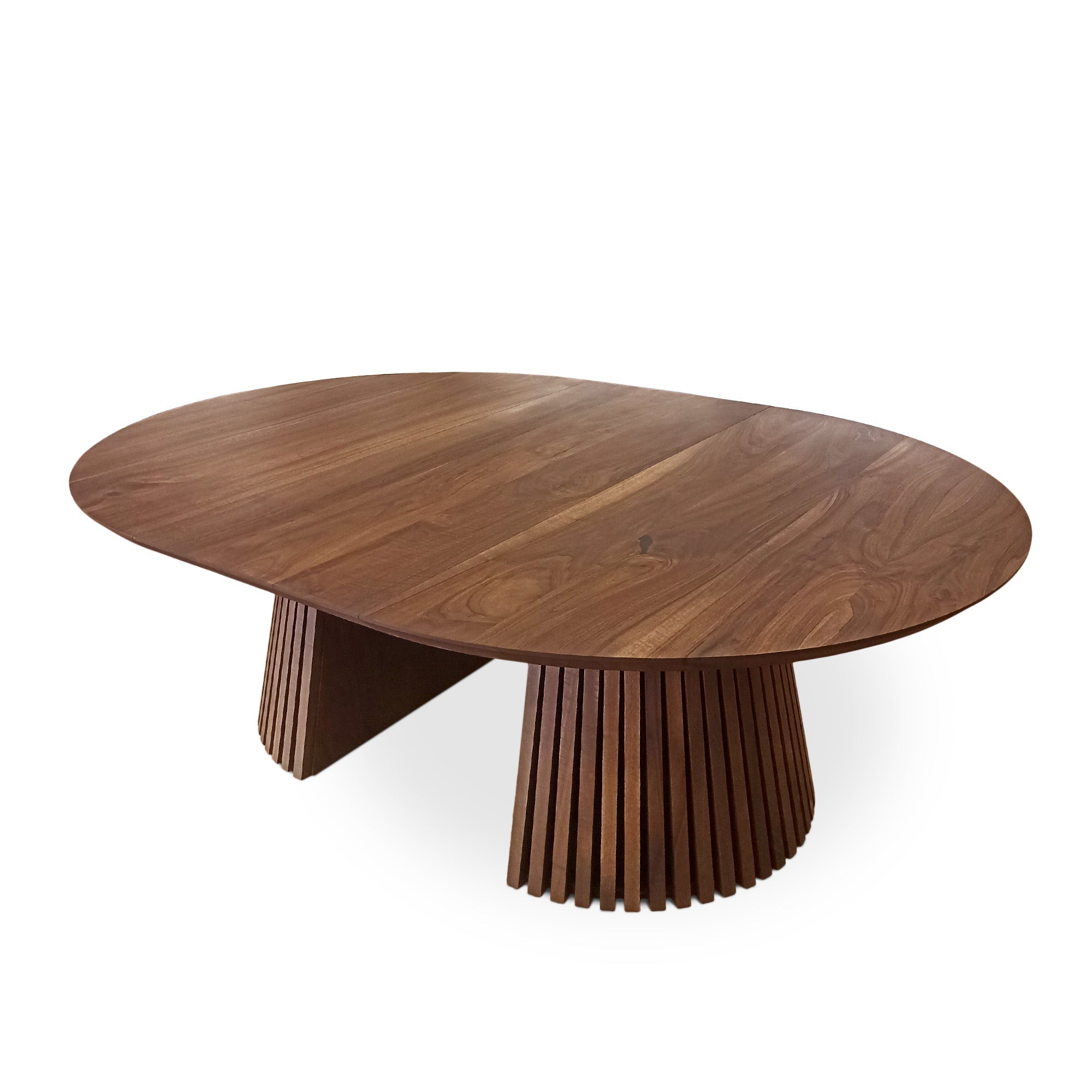 Table à manger ronde extensible en noyer chocolat – Voici notre table à manger ronde fabriquée à la main en noyer avec des pieds en métal – un ajout magnifique à