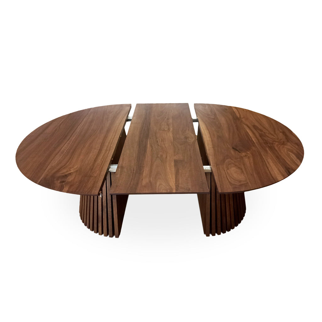 Table à manger ronde extensible en noyer chocolat – Voici notre table à manger ronde fabriquée à la main en noyer avec des pieds en métal – un ajout magnifique à