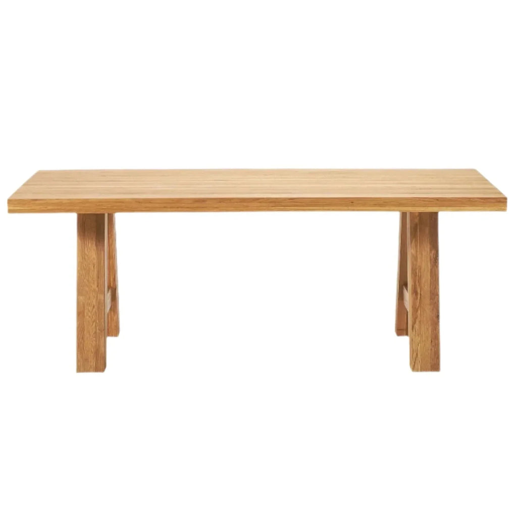 Table en chêne - Informations et personnalisation Elle est disponible en chêne massif - personnalisable au centimètre près en dimensions allant de 180 à 350 cm - Son élégant