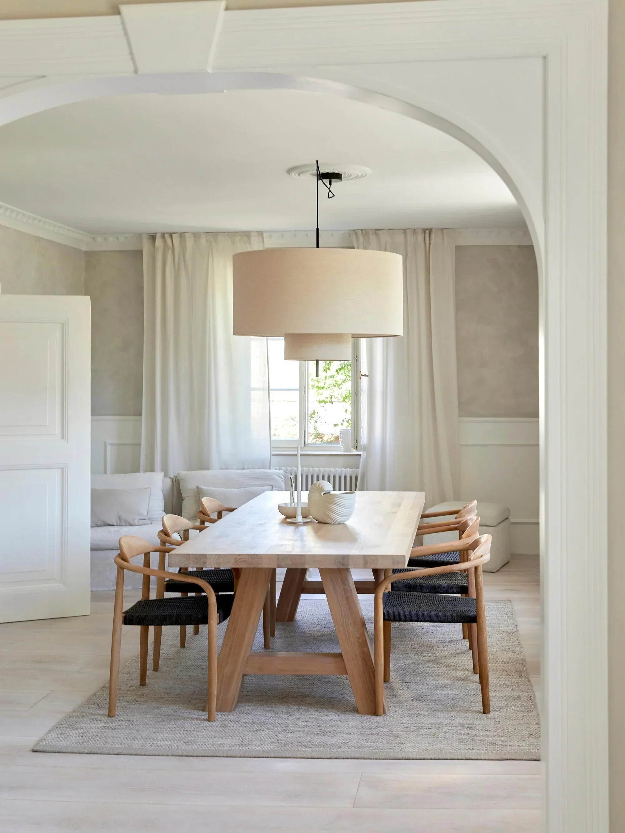 Table de salle à manger extensible en chêne – Alliant le charme classique d'une maison de campagne à une touche de modernité – cette table de salle à manger crée une atmosphère contemporaine emplie