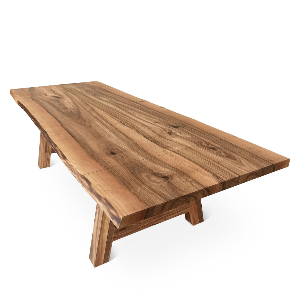 Table à manger extensible en noyer – Découvrez la table à manger en noyer massif – une pièce qui allie harmonieusement le charme serein de la vie rurale à