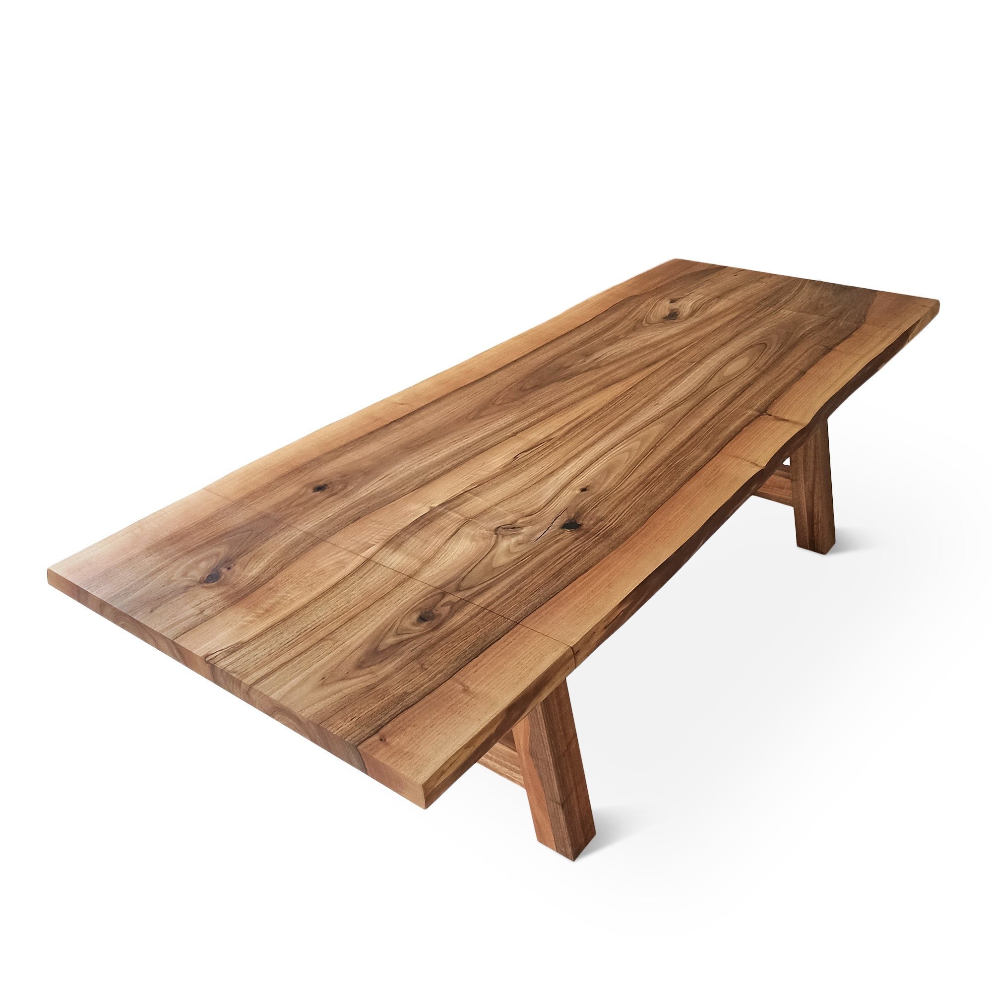 Table à manger extensible en noyer – Découvrez la table à manger en noyer massif – une pièce qui allie harmonieusement le charme serein de la vie rurale à
